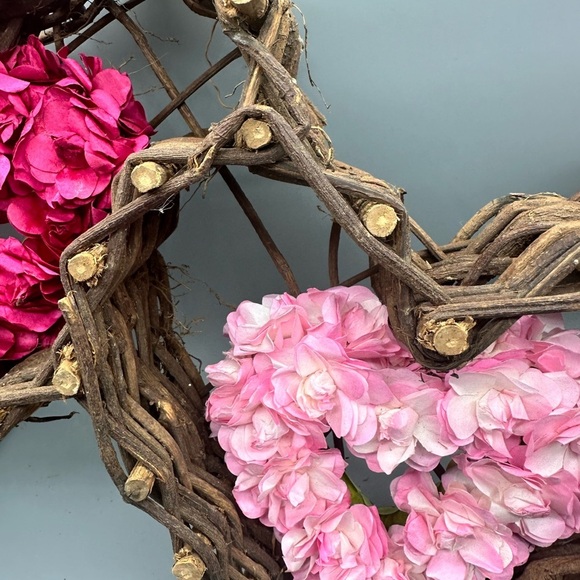 Grapevine triple heart Valentine wreath with paper hearts decor - Picture 9 of 9